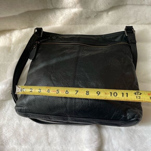 Margot black leather shoulder/Crossbody bag with rustic hardwares  . - Picture 7 of 10